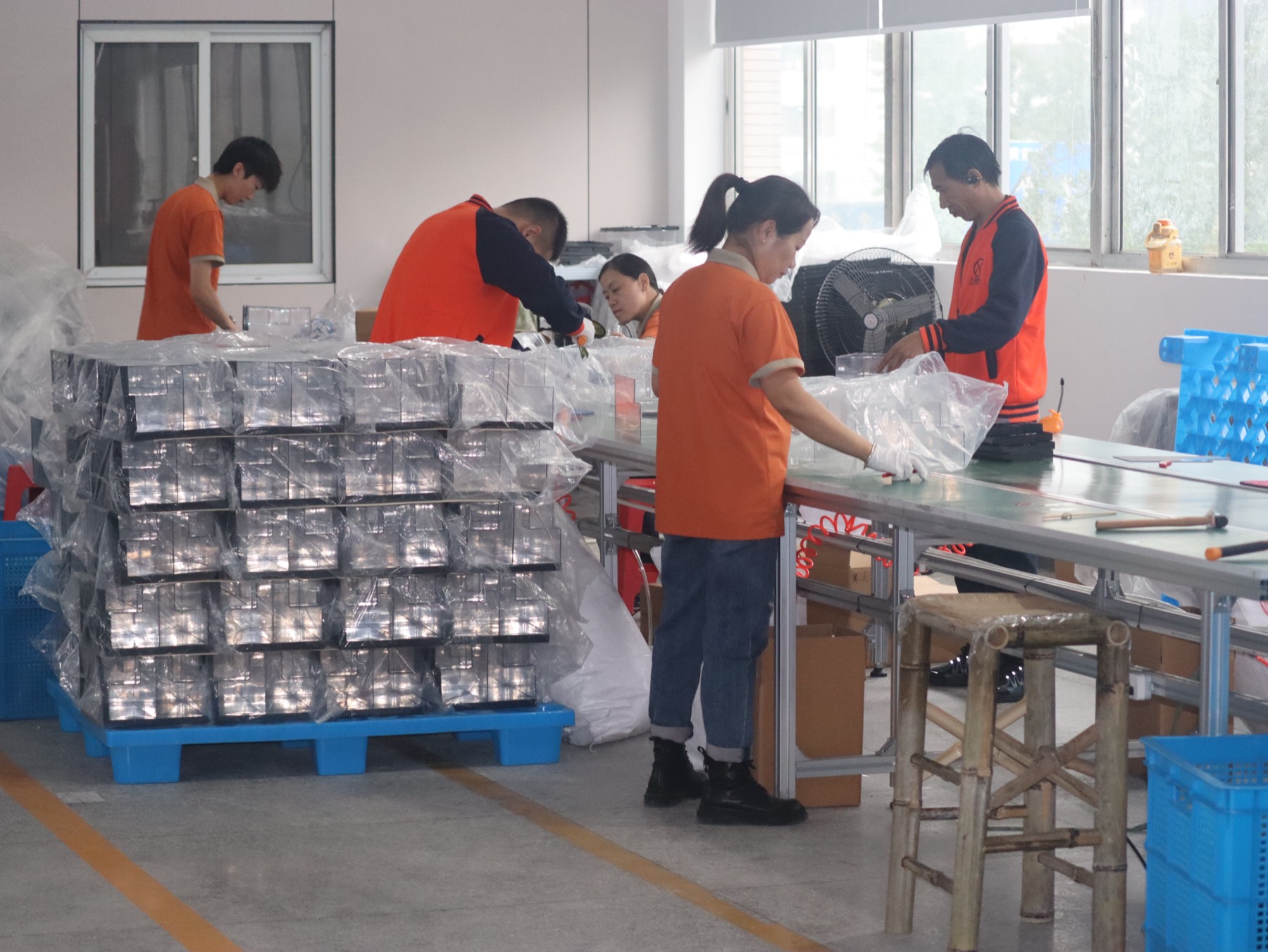 Qianxi team assembling clear plastic display products